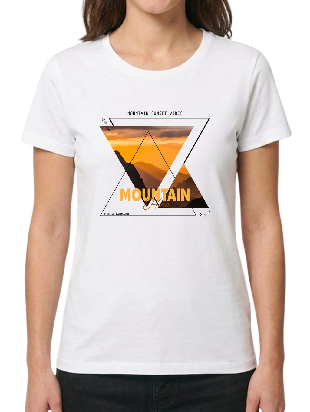 Composition géométrique moderne intégrant une photo de paysage de montagne au coucher du soleil dans des triangles inversés, avec les mentions "MOUNTAIN SUNSET VIBES" et "Mountain Hike".