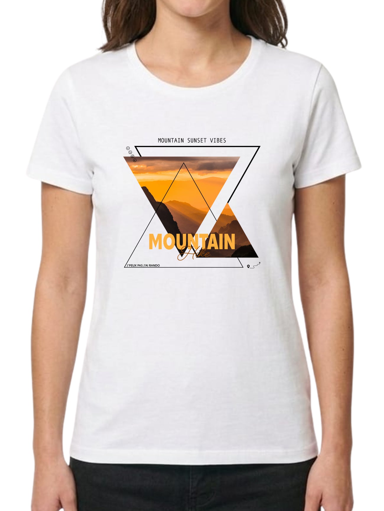 Composition géométrique moderne intégrant une photo de paysage de montagne au coucher du soleil dans des triangles inversés, avec les mentions "MOUNTAIN SUNSET VIBES" et "Mountain Hike".