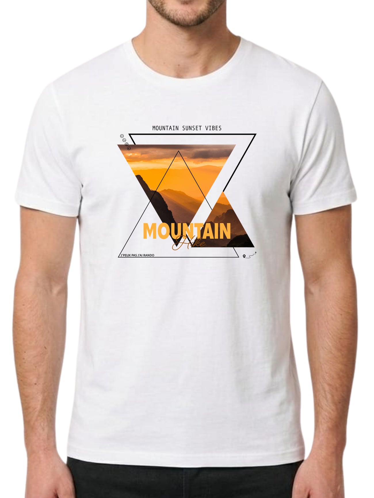 Composition géométrique moderne intégrant une photo de paysage de montagne au coucher du soleil dans des triangles inversés, avec les mentions "MOUNTAIN SUNSET VIBES" et "Mountain Hike".