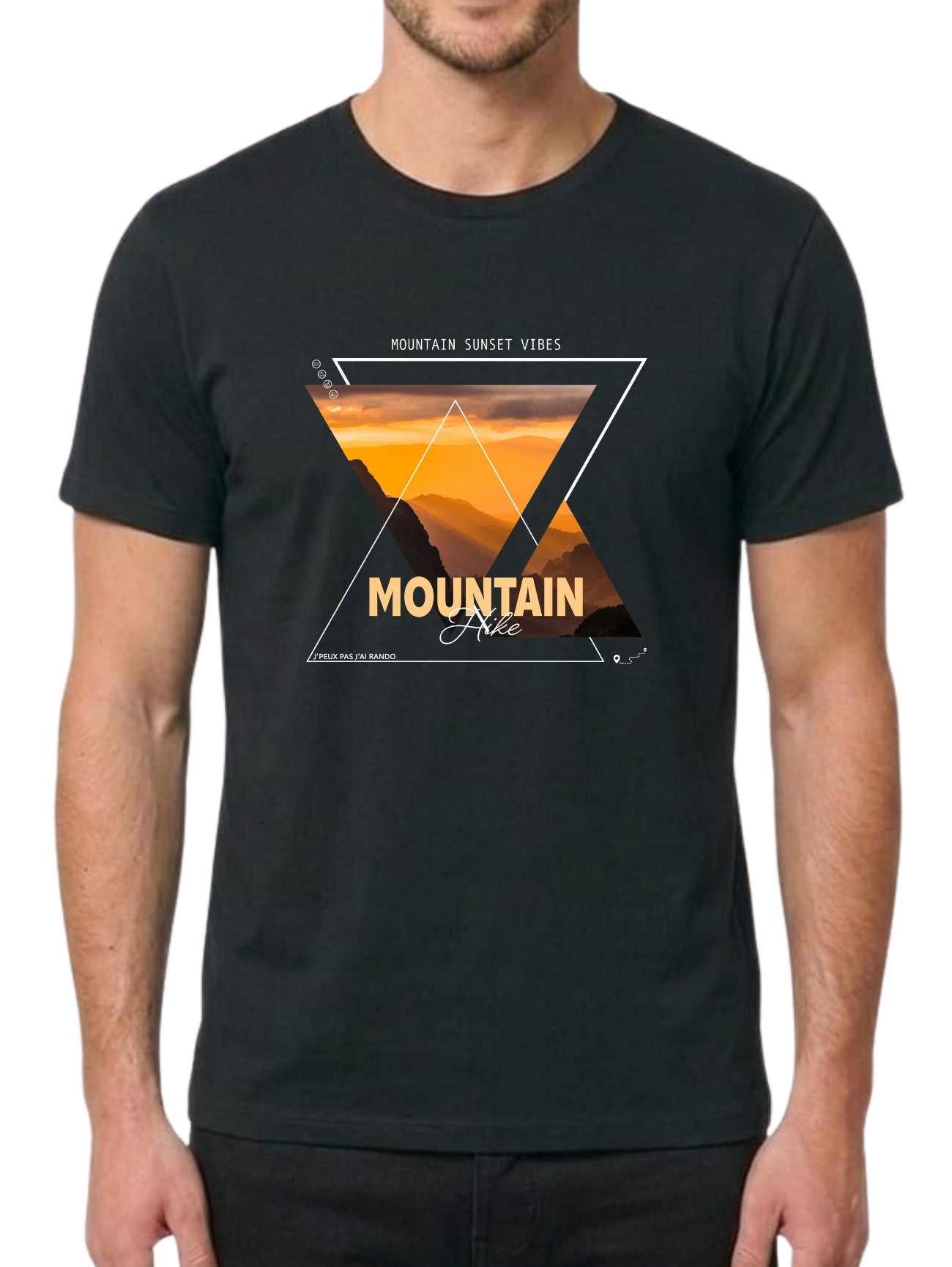 Composition géométrique moderne intégrant une photo de paysage de montagne au coucher du soleil dans des triangles inversés, avec les mentions "MOUNTAIN SUNSET VIBES" et "Mountain Hike".