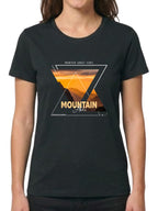 Composition géométrique moderne intégrant une photo de paysage de montagne au coucher du soleil dans des triangles inversés, avec les mentions "MOUNTAIN SUNSET VIBES" et "Mountain Hike".