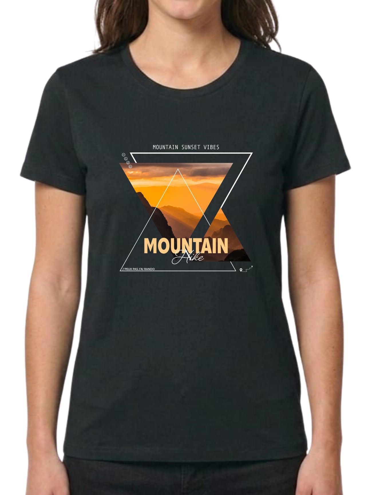 Composition géométrique moderne intégrant une photo de paysage de montagne au coucher du soleil dans des triangles inversés, avec les mentions "MOUNTAIN SUNSET VIBES" et "Mountain Hike".