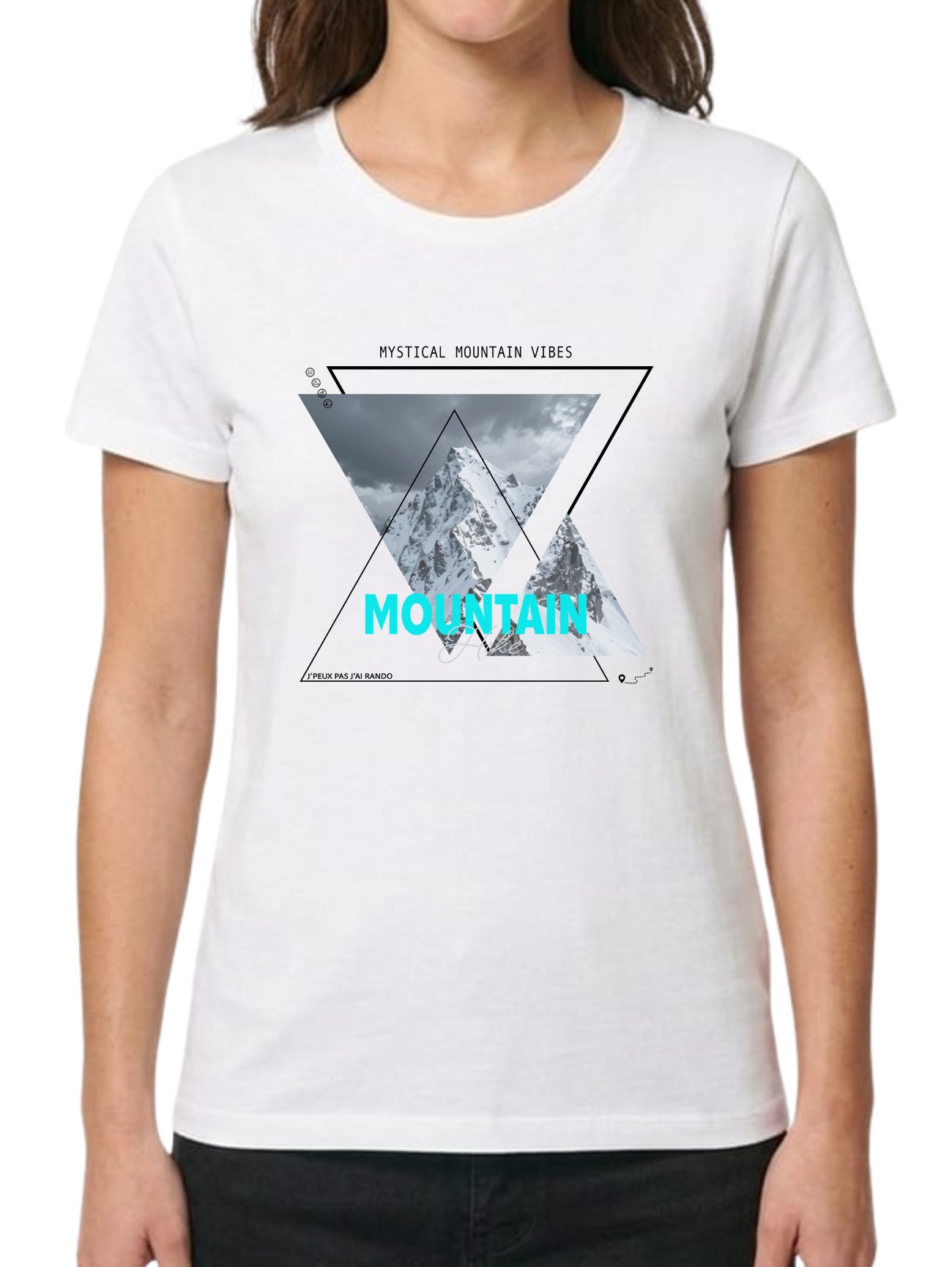 T-shirt blanc "Mystical Mountain Vibes" avec design géométrique turquoise et photo de sommet enneigé.
