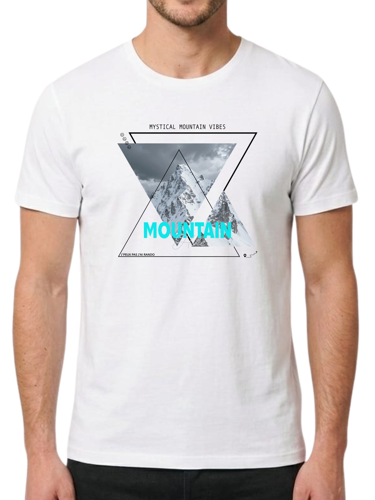 T-shirt blanc "Mystical Mountain Vibes" avec design géométrique turquoise et photo de sommet enneigé.