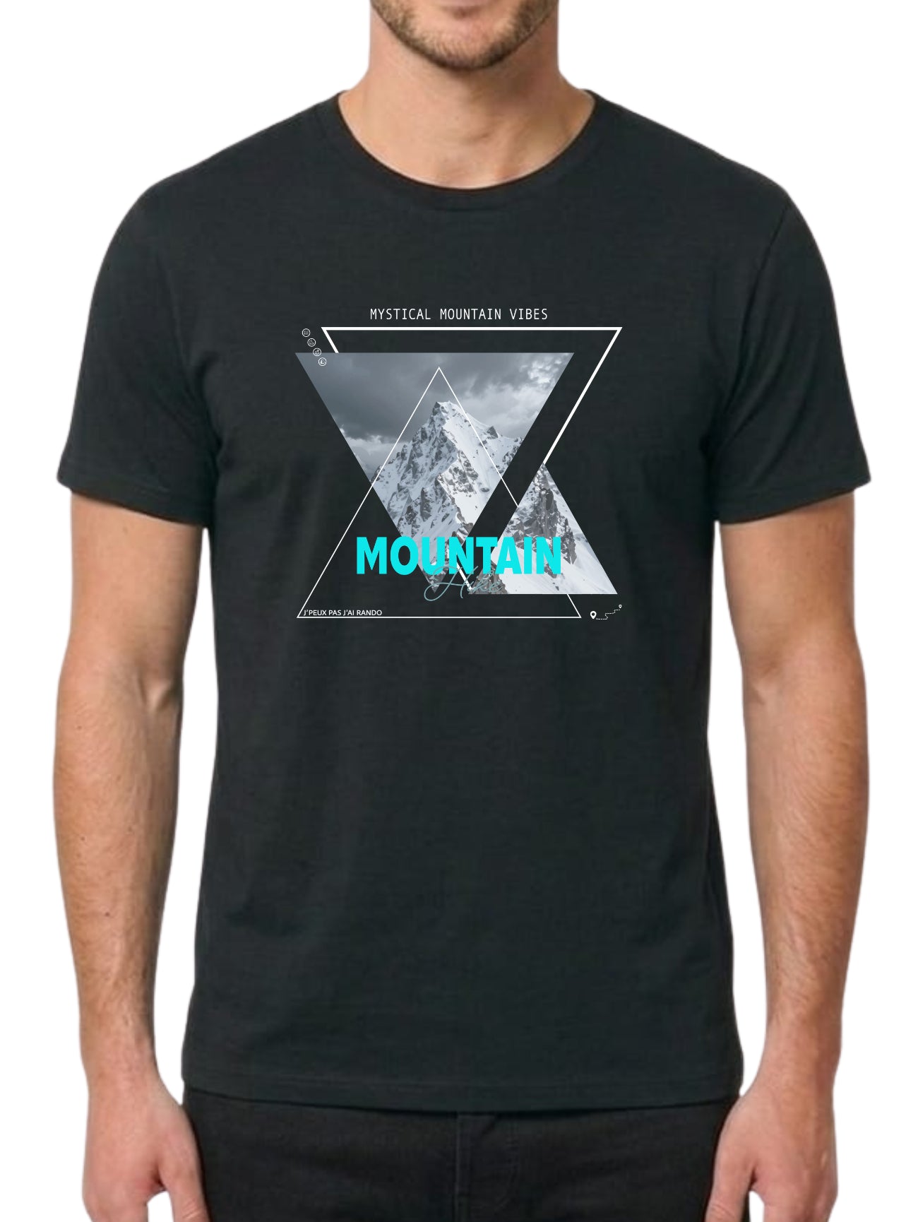 T-shirt blanc "Mystical Mountain Vibes" avec design géométrique turquoise et photo de sommet enneigé.