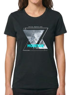 T-shirt blanc "Mystical Mountain Vibes" avec design géométrique turquoise et photo de sommet enneigé.