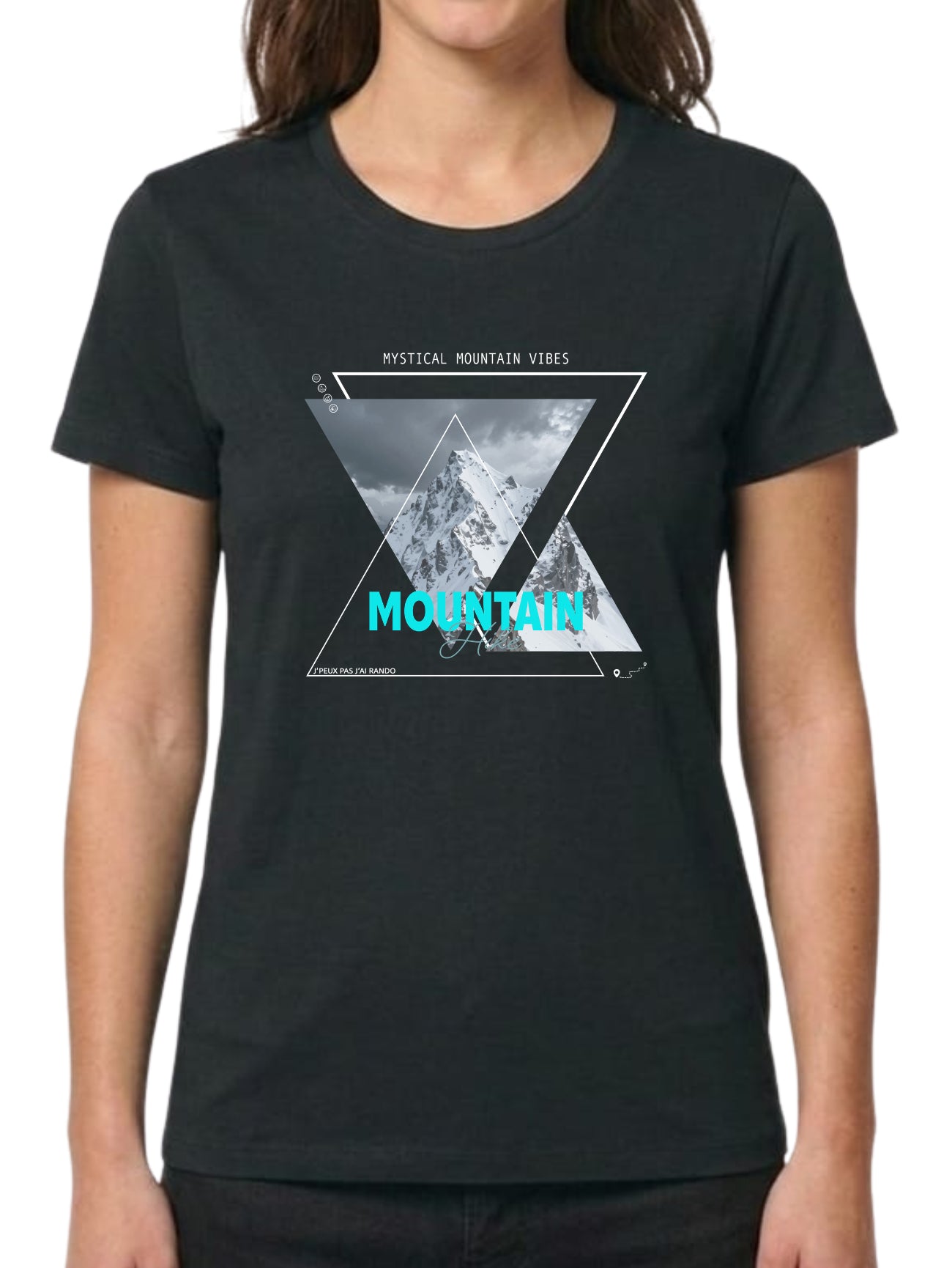 T-shirt blanc "Mystical Mountain Vibes" avec design géométrique turquoise et photo de sommet enneigé.
