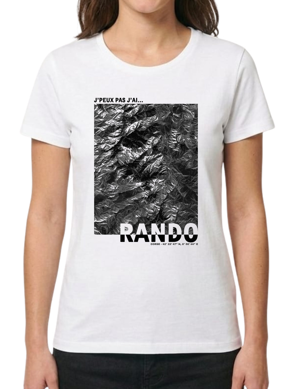 Visuel rectangulaire montrant une vue aérienne en noir et blanc du relief accidenté de la Corse, avec le texte "J'PEUX PAS J'AI... RANDO" et les coordonnées géographiques précises de l'île.