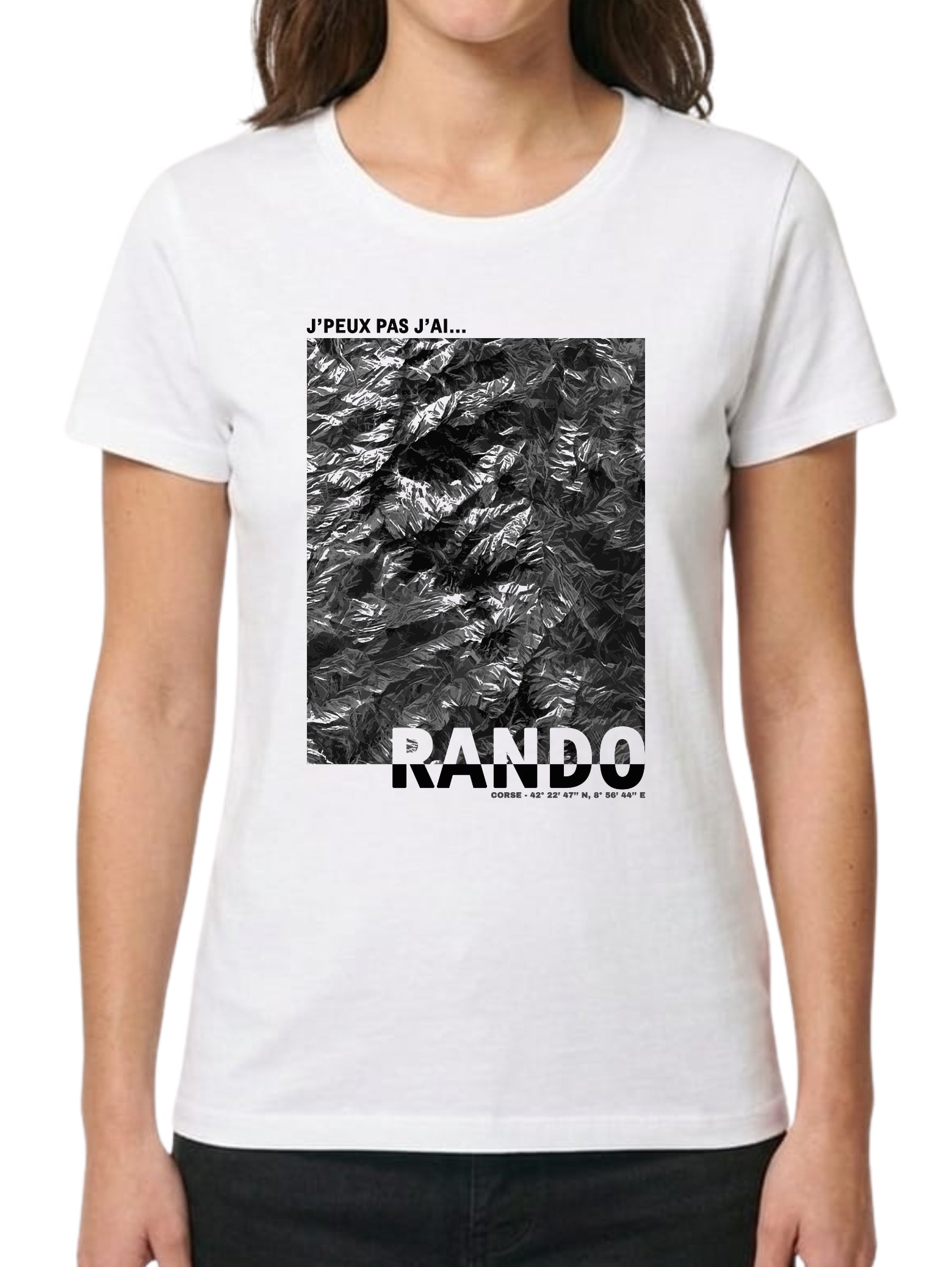 Visuel rectangulaire montrant une vue aérienne en noir et blanc du relief accidenté de la Corse, avec le texte "J'PEUX PAS J'AI... RANDO" et les coordonnées géographiques précises de l'île.