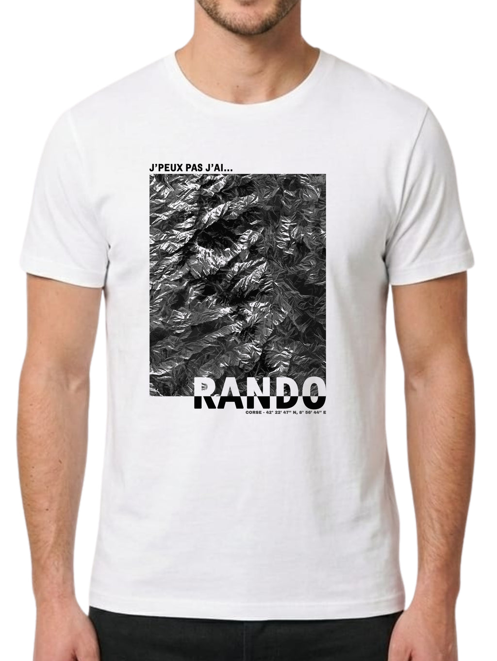 Visuel rectangulaire montrant une vue aérienne en noir et blanc du relief accidenté de la Corse, avec le texte "J'PEUX PAS J'AI... RANDO" et les coordonnées géographiques précises de l'île.