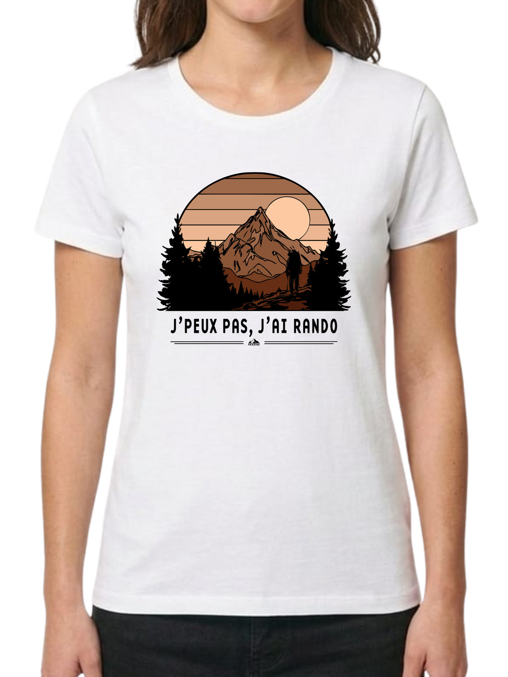 Illustration circulaire d'un coucher de soleil aux tons orangés derrière une montagne et des silhouettes de sapins noirs, soulignée par le texte "J'PEUX PAS, J'AI RANDO" entre deux lignes fines.