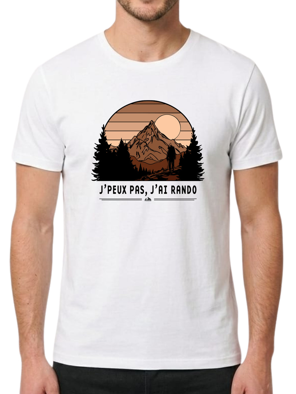 Illustration circulaire d'un coucher de soleil aux tons orangés derrière une montagne et des silhouettes de sapins noirs, soulignée par le texte "J'PEUX PAS, J'AI RANDO" entre deux lignes fines.
