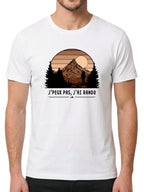 Illustration circulaire d'un coucher de soleil aux tons orangés derrière une montagne et des silhouettes de sapins noirs, soulignée par le texte "J'PEUX PAS, J'AI RANDO" entre deux lignes fines.
