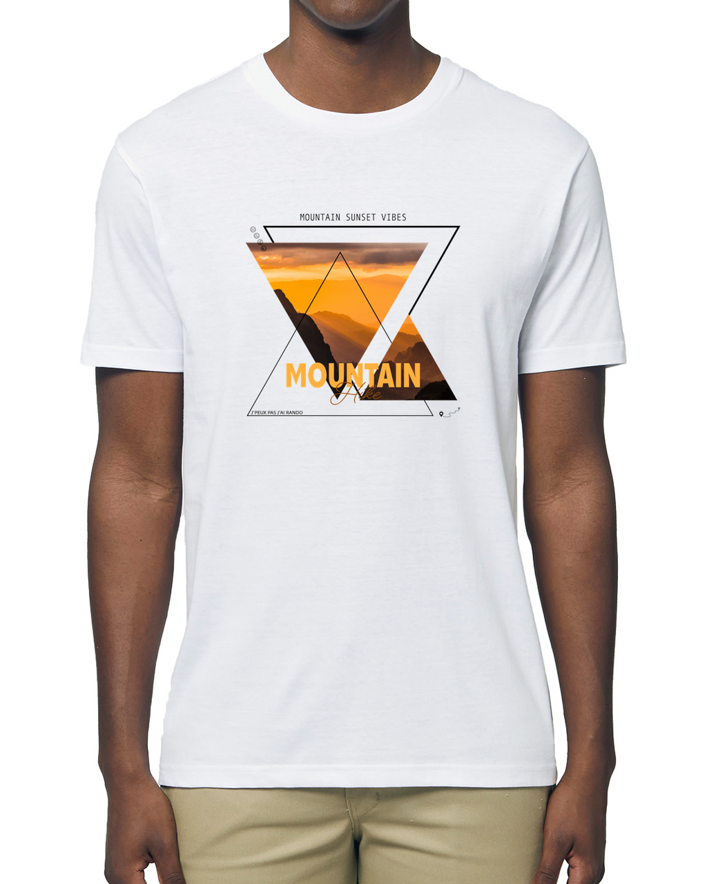 Composition géométrique moderne intégrant une photo de paysage de montagne au coucher du soleil dans des triangles inversés, avec les mentions "MOUNTAIN SUNSET VIBES" et "Mountain Hike".
