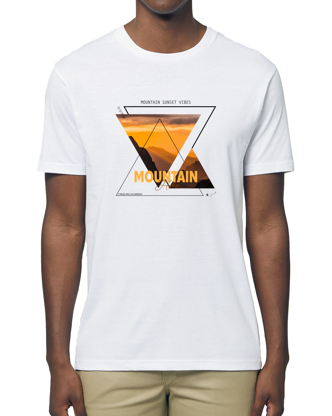 Composition géométrique moderne intégrant une photo de paysage de montagne au coucher du soleil dans des triangles inversés, avec les mentions "MOUNTAIN SUNSET VIBES" et "Mountain Hike".